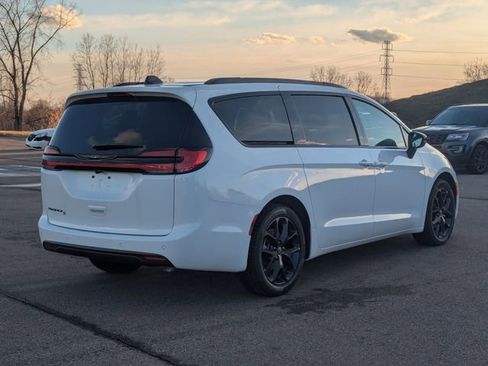 New 2026 Chrysler Pacifica Select image 3