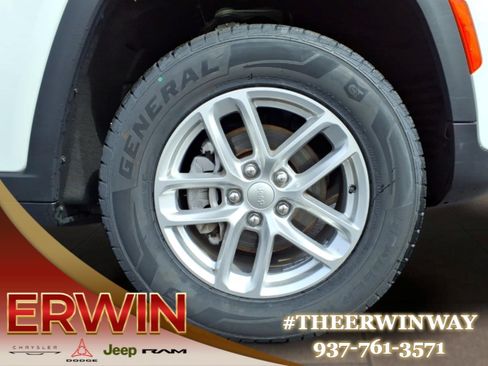 Certified 2024 Jeep Grand Cherokee Laredo X w/ Luxury Tech Group I AWD/4WD image 9