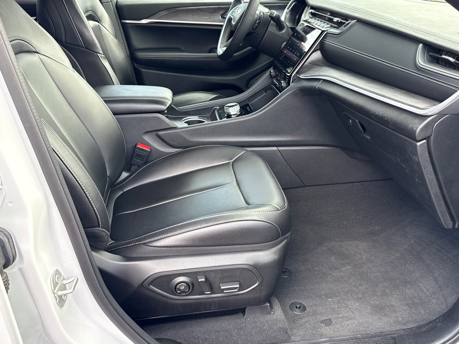 Used 2024 Jeep Grand Cherokee L Limited RWD image 13
