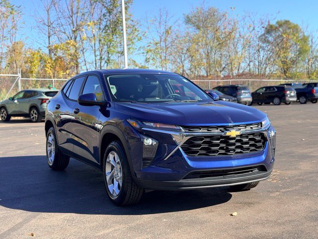 Used 2024 Chevrolet Trax LS w/ LS Convenience Package FWD image 4