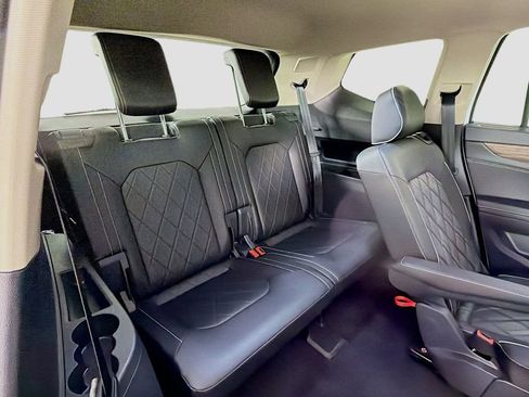Used 2025 Volkswagen Atlas SEL Premium R-Line image 30