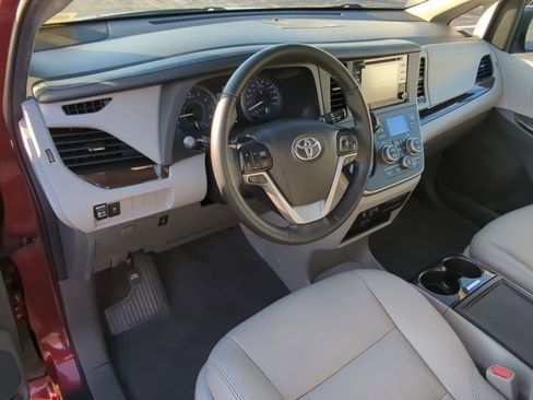 Certified 2020 Toyota Sienna XLE image 9