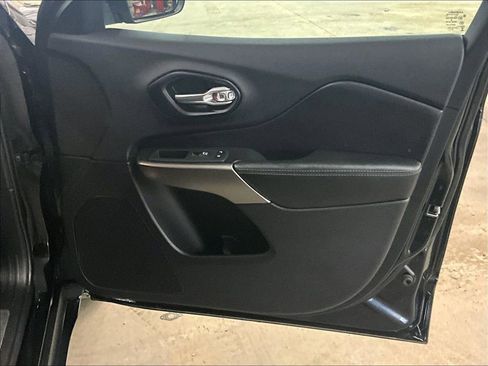 Used 2021 Jeep Cherokee Limited image 12