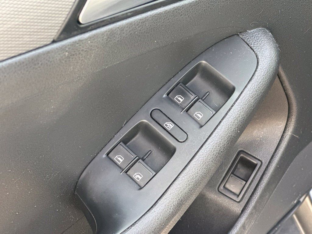 Used 2017 Volkswagen Jetta SE FWD image 17