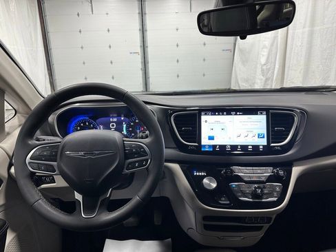Used 2023 Chrysler Pacifica Touring-L image 16