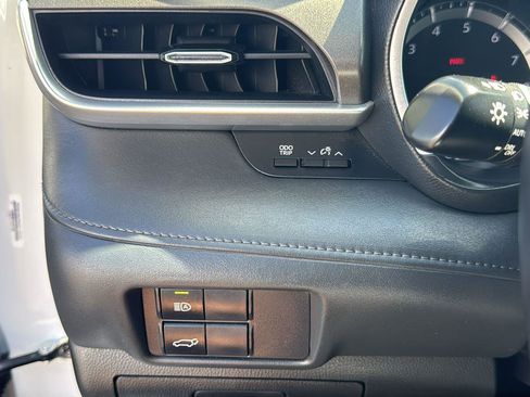 Used 2021 Toyota Highlander XLE FWD image 14