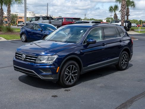 Used 2021 Volkswagen Tiguan SE w/ Panoramic Sunroof Package image 7