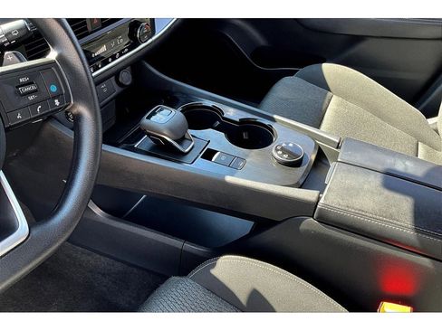 Used 2024 Nissan Rogue SV image 15