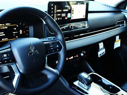 New 2025 Mitsubishi Outlander SEL image 3