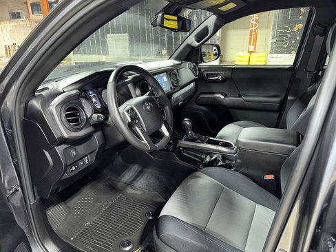 Used 2023 Toyota Tacoma TRD Sport image 29