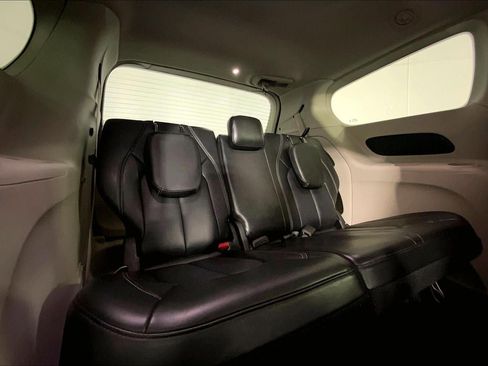Used 2024 Chrysler Pacifica Touring-L image 24