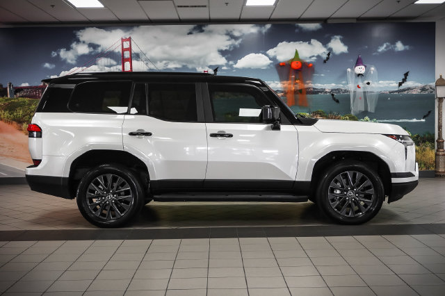 Used 2024 Lexus GX 550 w/ Cold Area Package AWD/4WD image 5