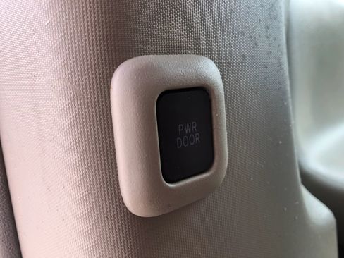 Used 2012 Toyota Sienna XLE image 21