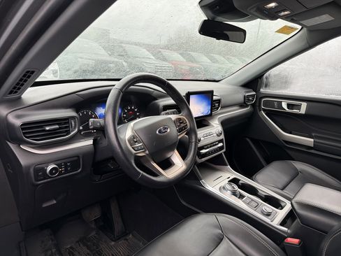Used 2023 Ford Explorer XLT w/ Equipment Group 202A image 8