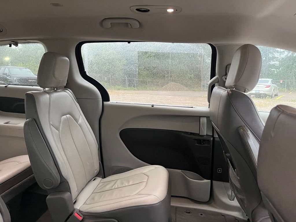 Used 2019 Chrysler Pacifica Touring-L FWD image 38
