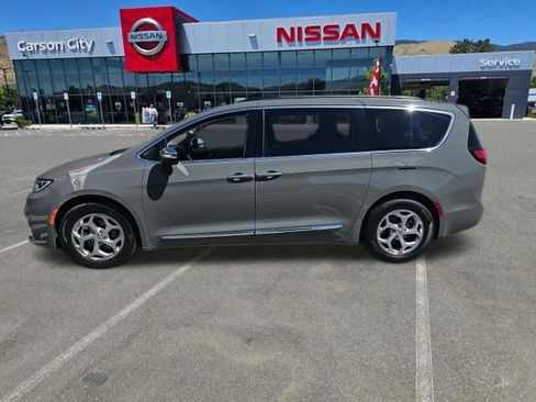 Used 2023 Chrysler Pacifica Limited FWD image 1