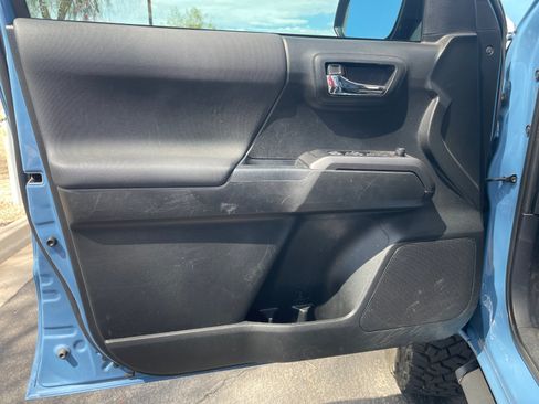 Used 2019 Toyota Tacoma TRD Sport w/ Technology Package RWD image 13