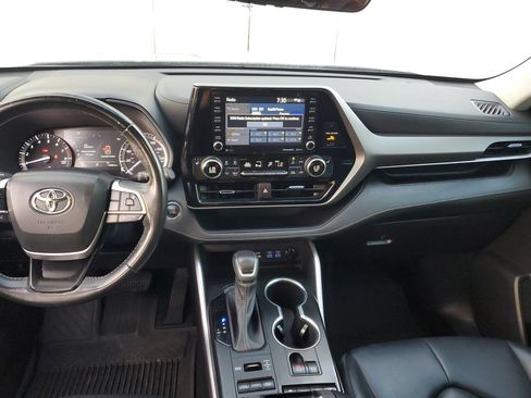 Used 2022 Toyota Highlander XLE AWD/4WD image 13