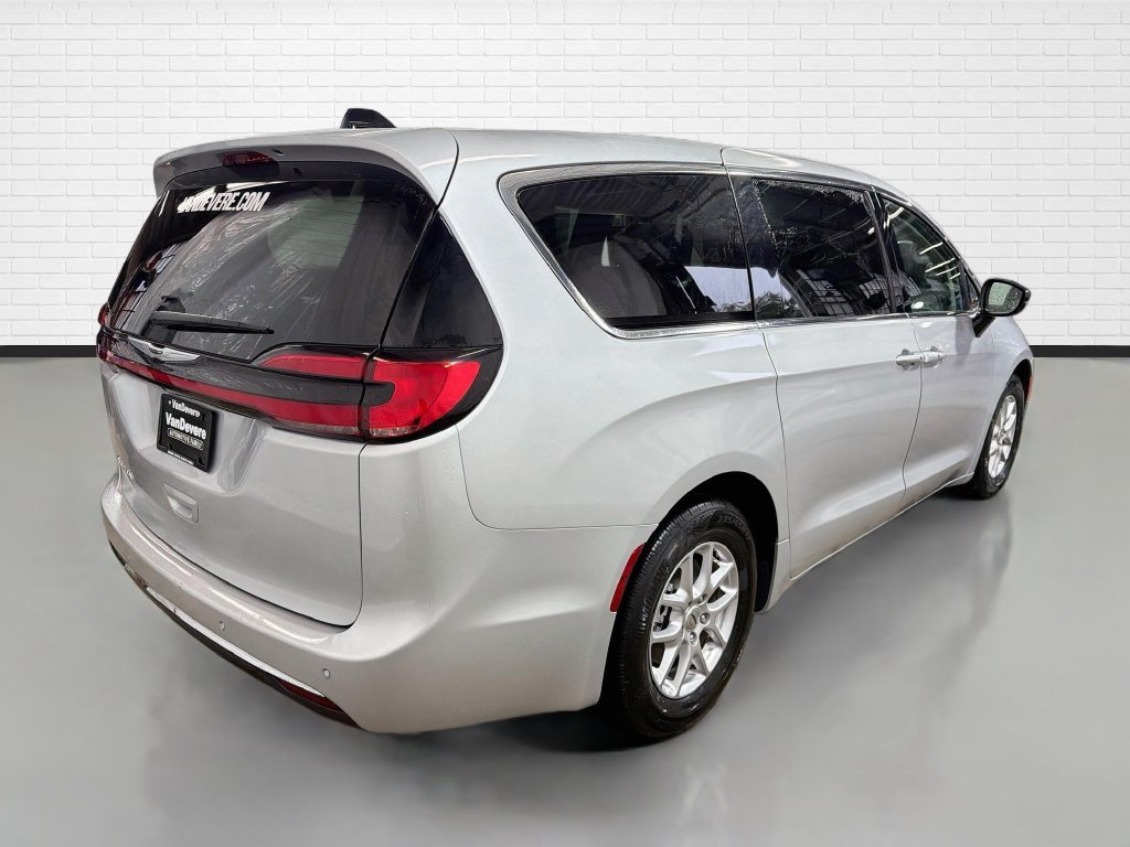 Used 2024 Chrysler Pacifica Touring-L FWD image 9