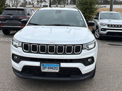 Used 2024 Jeep Compass Latitude image 3