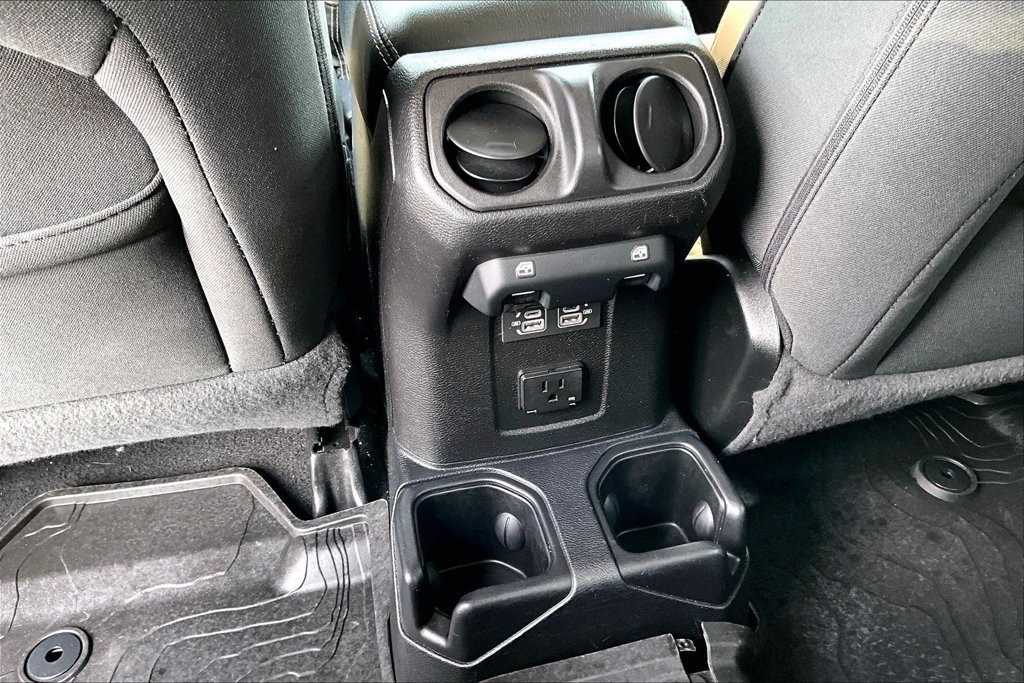 Used 2021 Jeep Wrangler Unlimited Sahara AWD/4WD image 31