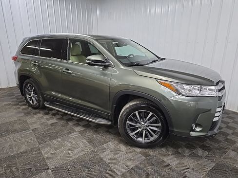 Used 2017 Toyota Highlander XLE AWD/4WD image 7