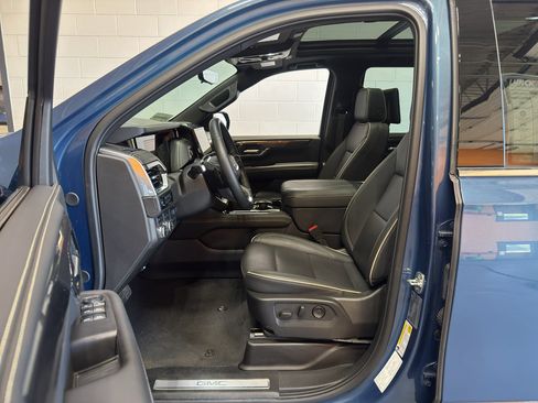 Used 2025 GMC Yukon Elevation w/ Elevation Premium Package AWD/4WD image 16