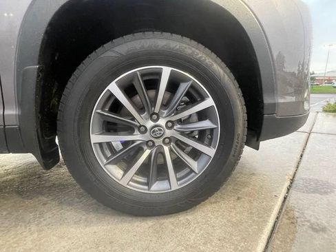 Used 2019 Toyota Highlander XLE w/ Carpet Mat Package (TMS) AWD/4WD image 34