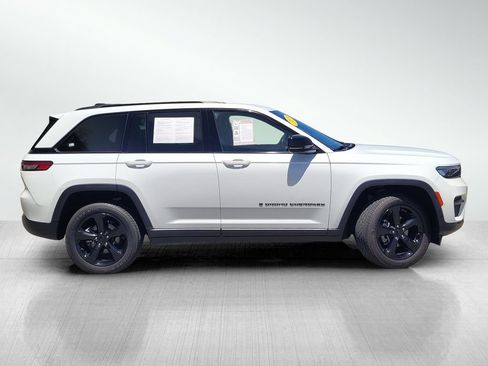 Used 2023 Jeep Grand Cherokee Altitude AWD/4WD image 3