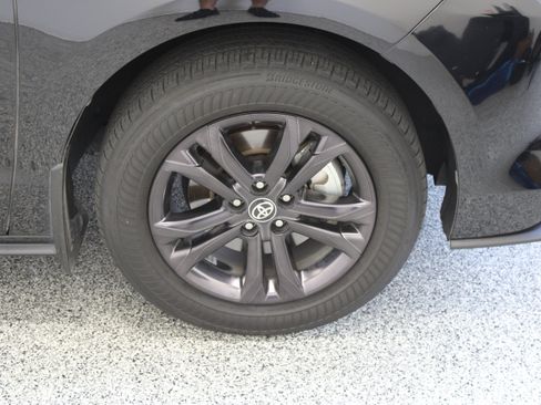 Used 2024 Toyota Sienna XLE Woodland Edition AWD/4WD image 5