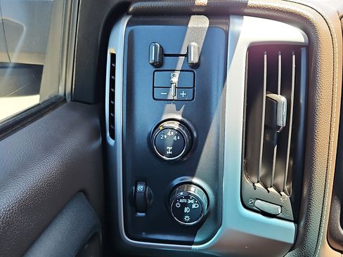 Used 2015 GMC Sierra 2500 SLE w/ SLE Preferred Package AWD/4WD image 13