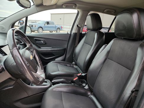 Used 2022 Chevrolet Trax LT w/ LT Convenience Package image 11