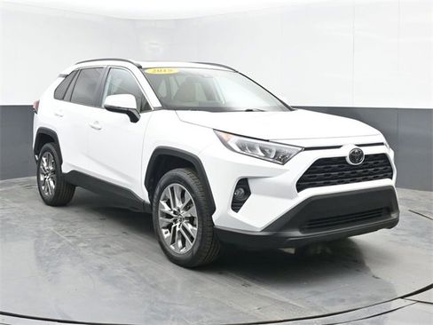 Used 2019 Toyota RAV4 XLE Premium image 3