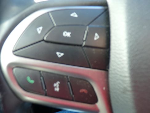 Used 2019 Jeep Cherokee Latitude Plus w/ Comfort/Convenience Group image 18