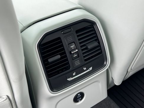 Certified 2025 Porsche Macan image 17