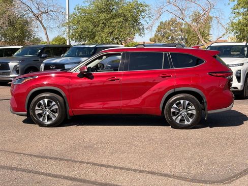 Used 2021 Toyota Highlander XLE FWD image 3