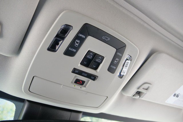 Used 2024 Toyota Sienna XLE w/ XLE Plus Package FWD image 28