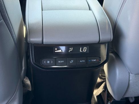Used 2023 Toyota Highlander Limited AWD/4WD image 32