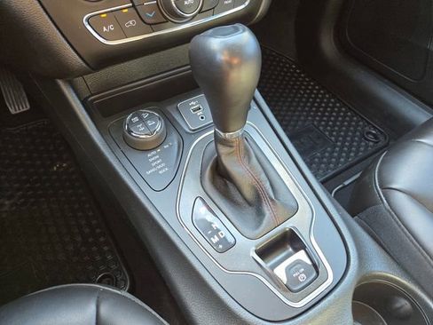 Used 2021 Jeep Cherokee Trailhawk AWD/4WD image 15