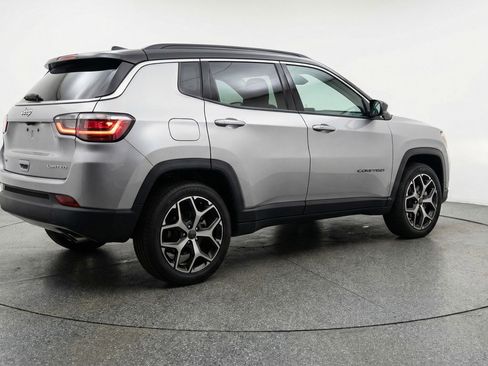Used 2025 Jeep Compass Limited image 9