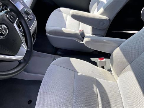 Used 2019 Toyota Sienna L w/ Carpet Mat Package FWD image 18
