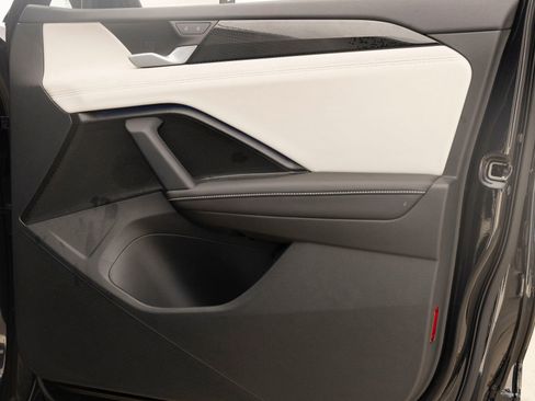 Used 2025 Volkswagen Tiguan SE image 25