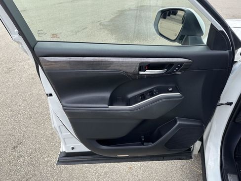 Used 2020 Toyota Highlander Platinum image 17