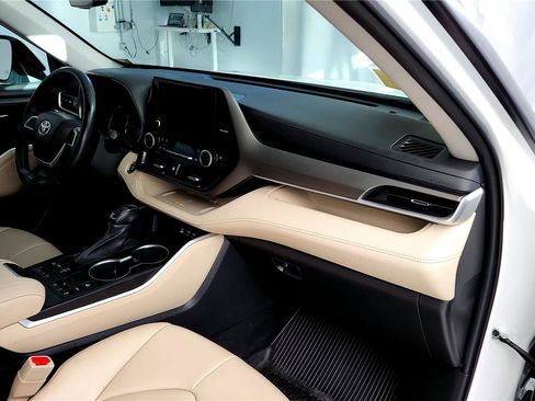 Used 2023 Toyota Highlander XLE image 26