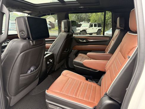 Used 2024 GMC Yukon XL Denali Ultimate AWD/4WD image 13