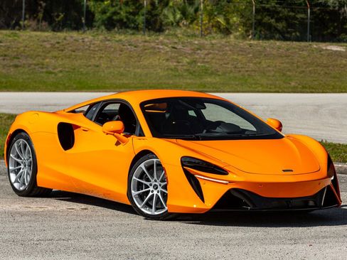 Used 2024 McLaren Artura RWD image 17
