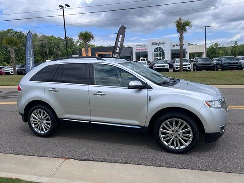 Used 2013 Lincoln MKX FWD image 3