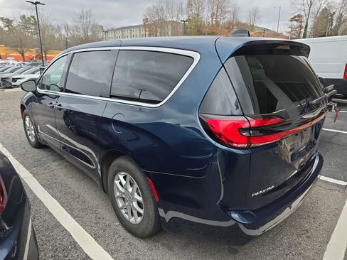 Used 2023 Chrysler Pacifica Touring-L image 3