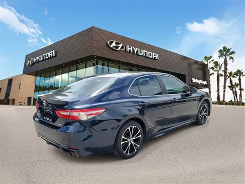 Used 2018 Toyota Camry L image 3