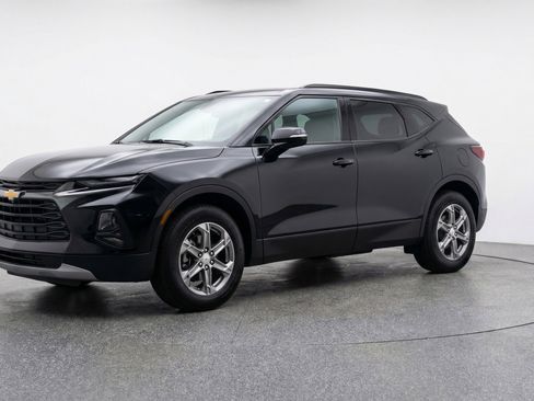 Used 2025 Chevrolet Blazer LT FWD image 3